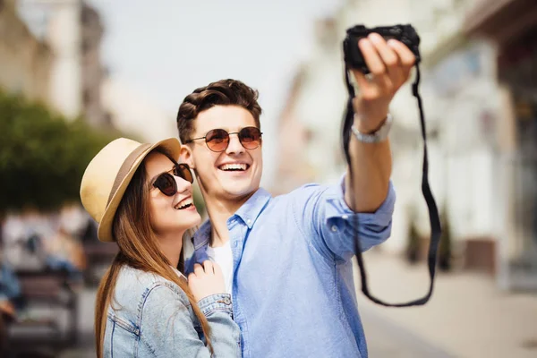 Casal feliz de turistas tirando da câmera selfie na cidade velha — Fotografia de Stock