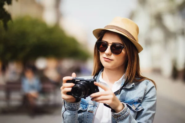 Attractive photographer woman tourist using camera outdoors in new city — Stock Photo, Image