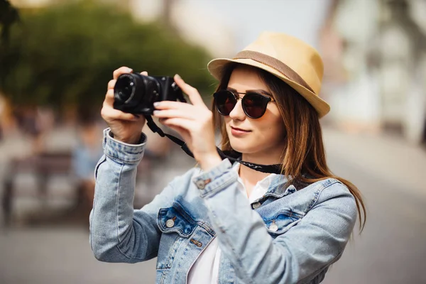 Mujer viajando y tomando fotos al aire libre en nueva ciudad — Foto de Stock