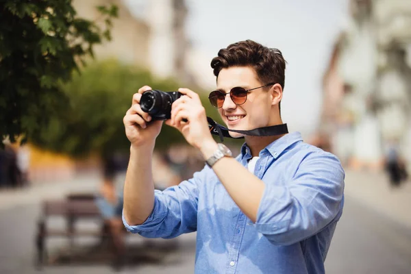 Mutlu genç adam, kamera eski şehrin turist portresi. — Stok fotoğraf