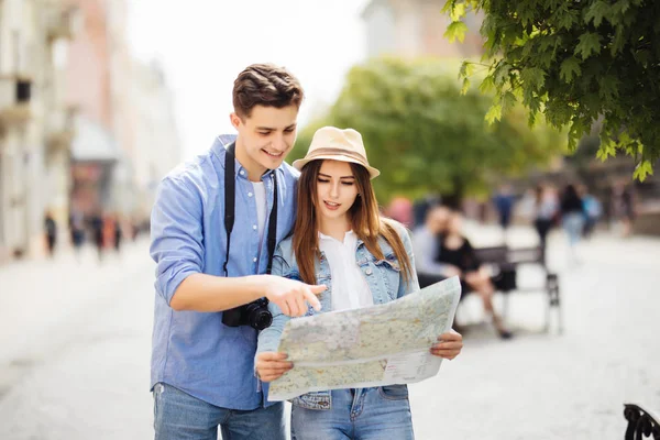 Felices turistas con mapa viajan juntos y abren un nuevo destino —  Fotos de Stock