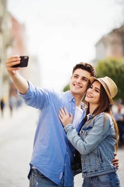 Härlig ung turist par ta selfie telefon på telefon för minne spendera tid tillsammans på sommaren kallelse. Upptäck ny destination. — Stockfoto