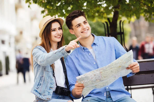 Ευτυχισμένος τουρίστες αξιοθέατα πόλη με χάρτη και δειγμένα στις προορισμού — Φωτογραφία Αρχείου