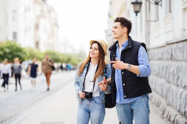 Jóvenes fotógrafos autónomos disfrutando de viajar y mochilero. Pareja joven con mochila de viaje nuevo destino — Foto de Stock