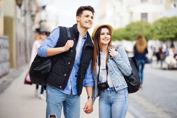 Jóvenes fotógrafos autónomos disfrutando de viajar y mochilero. Pareja joven con mochila de viaje nuevo destino —  Fotos de Stock