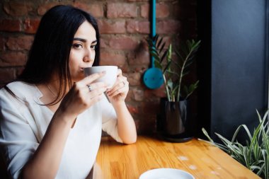 Kafede kahve içme genç güzel kadın