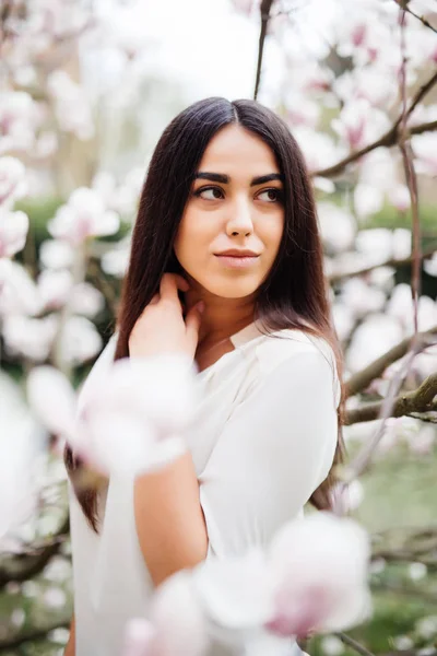 Giovane bella donna ritratto vicino a fiore di albero di magnolia fiore. Tempo primaverile — Foto Stock