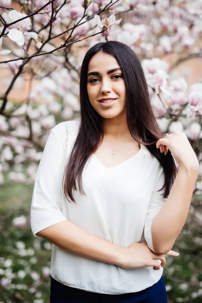 Sensual joven mujer de primavera en magnolia árbol floreciente —  Fotos de Stock