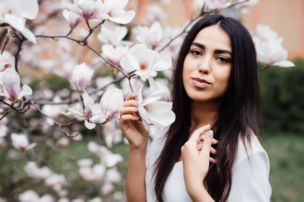 Portré, fiatal, szép nő, a tavaszi virágok virágzik a magnólia fát — Stock Fotó