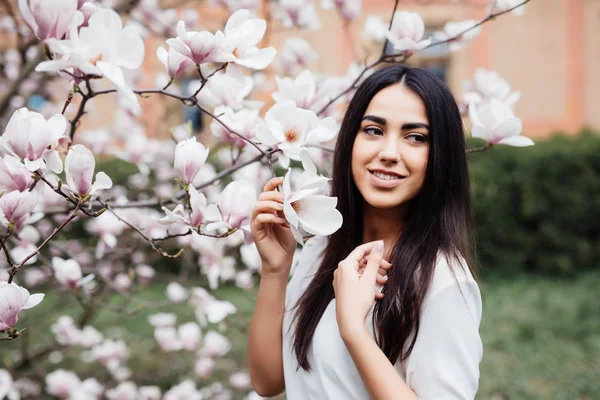 Portré, fiatal, szép nő, a tavaszi virágok virágzik a magnólia fát — Stock Fotó