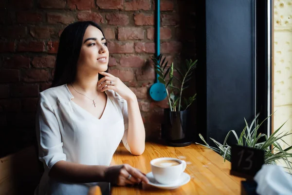 Bir kafe havada kahve içme genç güzellik kadın.