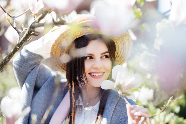 Szabadtéri portré fiatal gyönyörű divatos hölgy pózol közel virágzó fa. — Stock Fotó