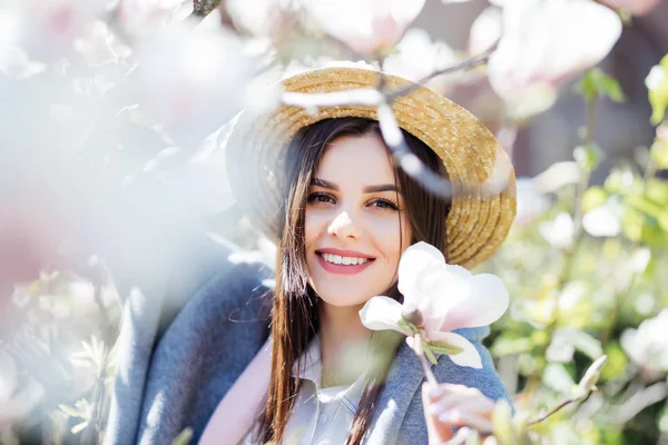 Portrait extérieur de jeune belle dame à la mode posant près de l'arbre à fleurs. — Photo