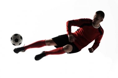Beyaz arka plan üzerinde izole siluet tekme oynarken futbol oyuncu adam
