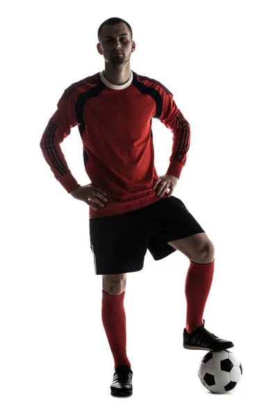 공을 흰색 배경에 고립 된 젊은 축구 선수의 실루엣 — 스톡 사진