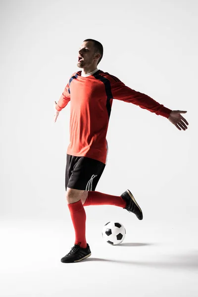 Silhueta de jogador de futebol homem comemorar gol pontuação ou vitória isolada no fundo branco — Fotografia de Stock