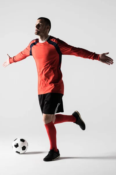 Silhueta de jogador de futebol homem comemorar gol pontuação ou vitória isolada no fundo branco — Fotografia de Stock