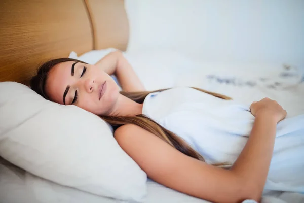 Естественная красивая женщина спит в постели дома — стоковое фото