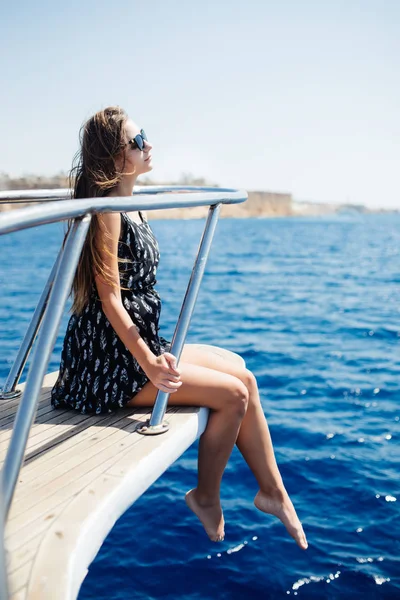 Jeune femme en lunettes de soleil se détendre sur le yacht en mer. Beau paysage marin — Photo