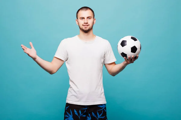 Portrait d'un jeune homme tenant un ballon de football isolé sur fond vert — Photo