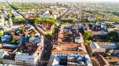 Chernivtsi, Ukrayna - Nisan, 2018: Chernivtsi şehir Batı Ukrayna yukarıda. Şehrin güneşli gün.