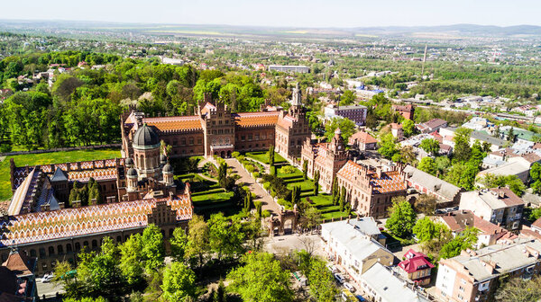 ЧЕРНИВЦИ, УКРАИНА - апрель 2018 года: резиденция Буковинских и Далматинских митрополитов. Черновицкий национальный университет с высоты птичьего полета. Черновцы - туристическое направление Украины
.