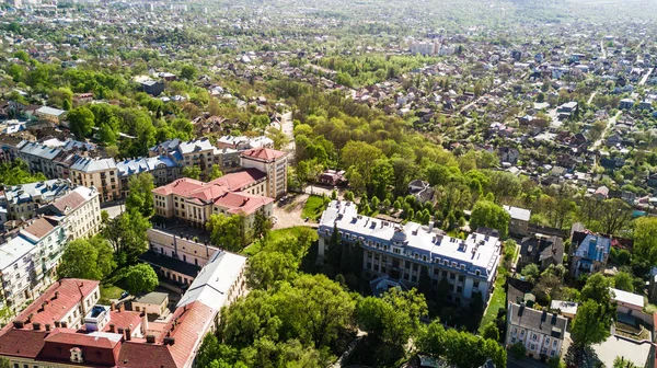 Černovice, Ukrajina - duben, 2018: Město Černovice shůry západní Ukrajinu. Slunečný den města. — Stock fotografie