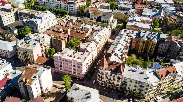 Chernivtsi, ukraine - april, 2018: chernivtsi city from above western ukraine. Sonniger Tag der Stadt. — Stockfoto