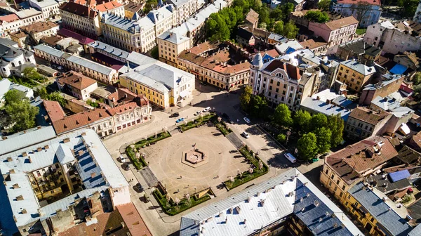 Černovice, Ukrajina - duben, 2018: Filarmonic náměstí, Černovice město shůry západní Ukrajinu. Slunečný den města. — Stock fotografie