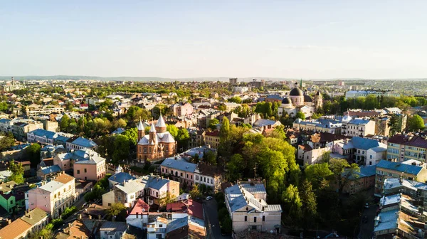 CHERNIVTSI, UCRANIA - abril de 2018: Iglesia armenia, ciudad de Chernivtsi desde el oeste de Ucrania. Día soleado de la ciudad . — Foto de Stock