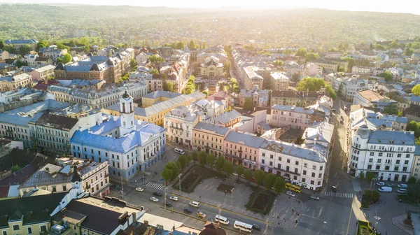 CHERNIVTSI, UCRANIA - abril de 2018: Ayuntamiento de Chernivtsi desde el oeste de Ucrania. Día soleado de la ciudad . — Foto de Stock