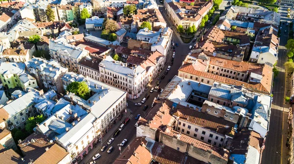 CHERNIVTSI, UCRANIA - abril de 2018: Chernivtsi city from above Western Ukraine. Día soleado de la ciudad . — Foto de Stock