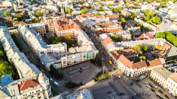 CHERNIVTSI, UCRANIA - abril de 2018: Plaza Central en la ciudad de Chernivtsi desde el oeste de Ucrania. Día soleado de la ciudad . — Foto de Stock