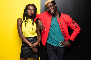 Genç ve mutlu afro Amerikan çift renk arka plan üzerinde izole. Erkek ve kadın afro Amerikan iyi eğlenceler izole sarı ve siyah