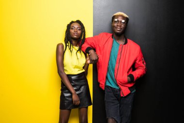 Mutlu ihale genç gülümseyen çift ve renkli arka plan üzerinde iyi eğlenceler