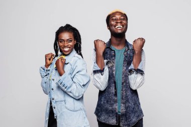 Çığlık ve üzerinde beyaz izole kutluyor mutlu bir genç afro Amerikan çift portresi