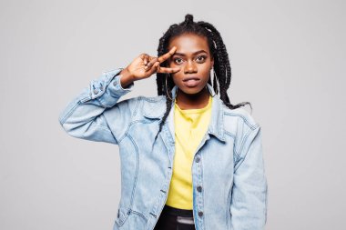 Selfie barış el işareti ile çekici genç bir kadın portresi