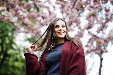 Bahar güzellik kız açık havada. Çiçek açan sakura ağacı. Romantik genç kadın portre