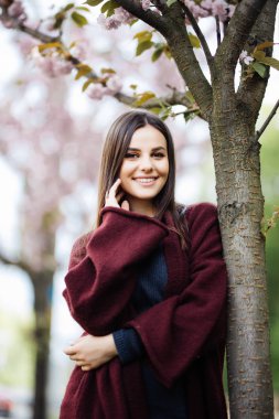 Güzel genç kız bir bahar gününde Çiçek bahçesinde