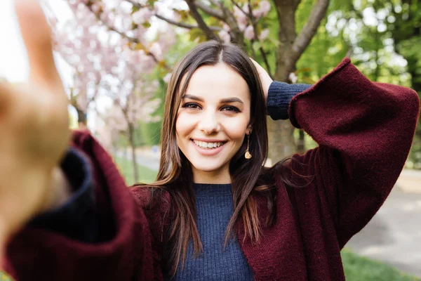 Jeune Femme Prendre Selfie Près Fleurs Arbre Sakura Téléphone Extérieur — Photo