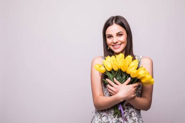 Benim mükemmel bir hediye. Beyaz bir arka plan üzerinde eller elbiseli güzel mutlu kadın çiçek Lale ile