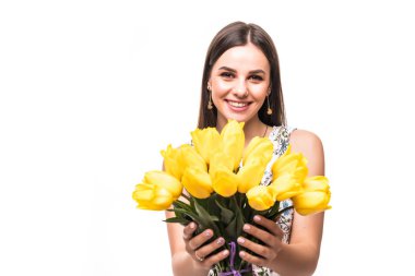 Erkek arkadaşımdan hediye almak. Beyaz bir arka plan üzerinde eller elbiseli güzel mutlu kadın çiçek Lale ile