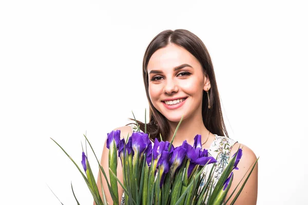 Attraente giovane donna in abito con fiori di iride e guardando la fotocamera isolata su sfondo bianco — Foto Stock