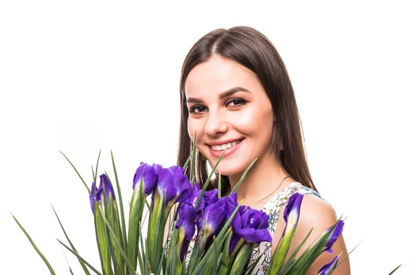 Attraente giovane donna in abito con fiori di iride e guardando la fotocamera isolata su sfondo bianco — Foto Stock