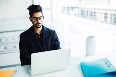 Modern ofis içinde laptop üzerinde Hint iş adamı