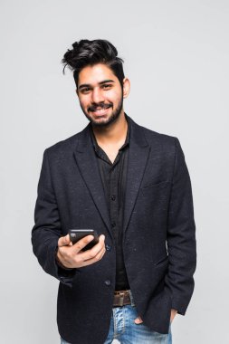 Beyaz bir arka plan üzerinde izole cep telefonu kullanarak Hint iş adamı.