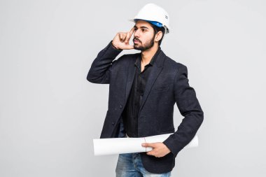 Beyaz arka plan üzerinde izole kamera için poz genç Hintli mimar.