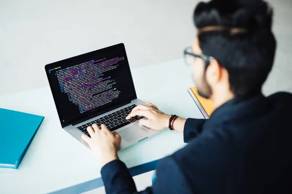 Desarrollador de software indio trabajando en el ordenador portátil en su mesa de oficina — Foto de Stock