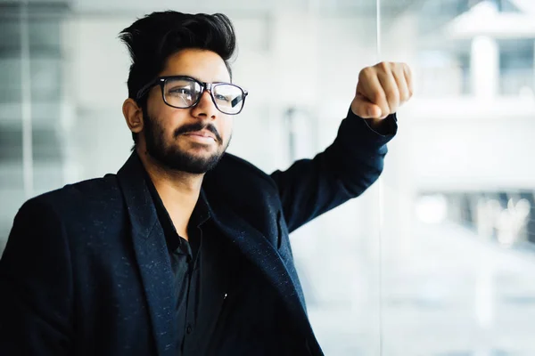 Ινδική χαρούμενος νεαρός επιχείρηση άνθρωπος γυαλιά εργασία στο σύγχρονο γραφείο ψάχνει παράθυρο σκέψης — Φωτογραφία Αρχείου