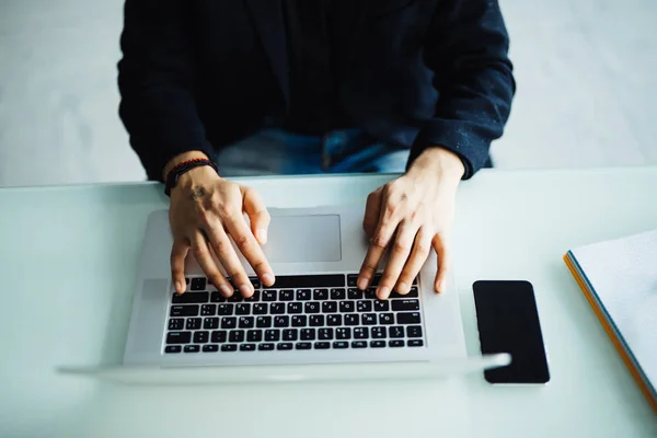 Man handen zit aan Bureau en werken met een computer, is hij te typen en netwerken — Stockfoto